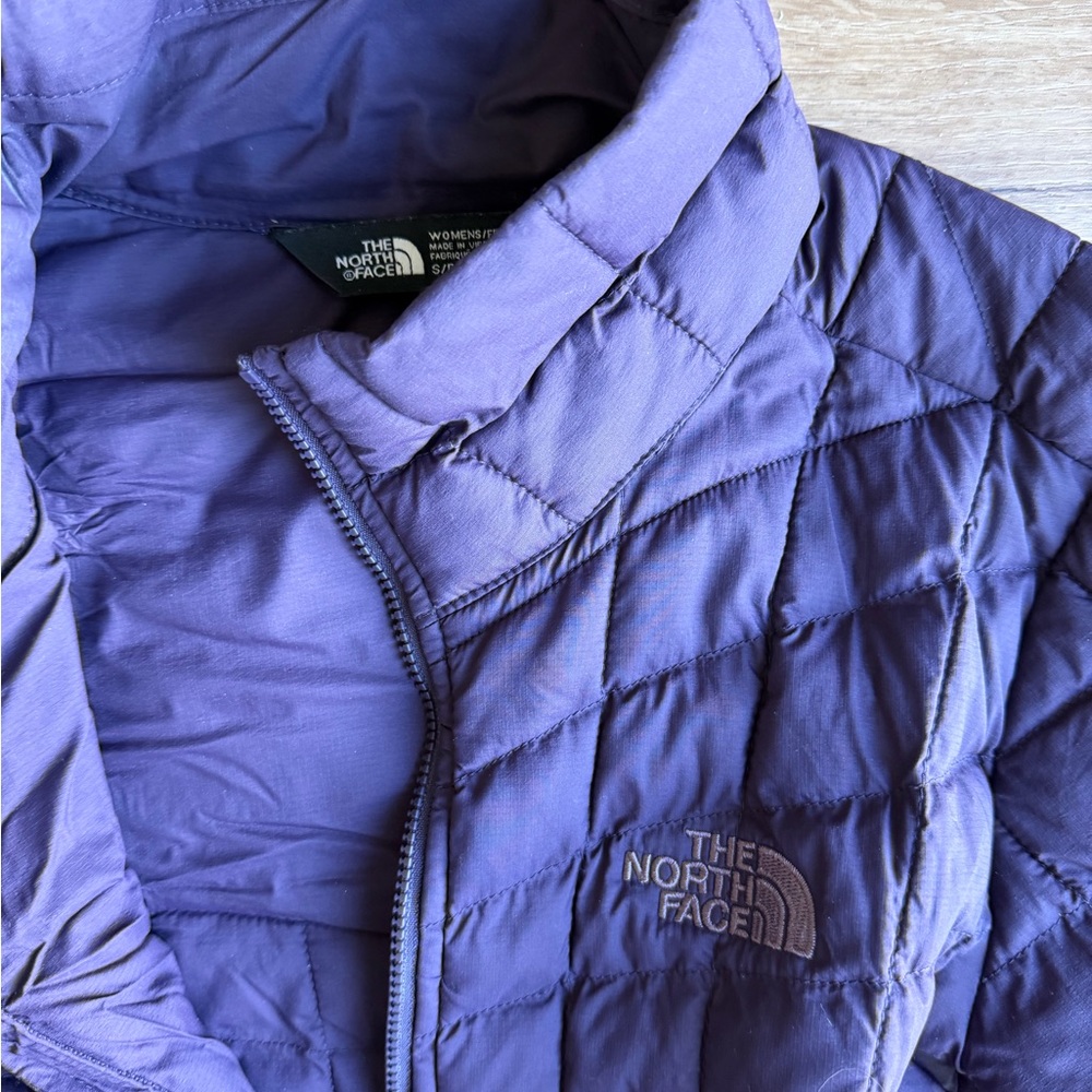 The North Face Women's Deep Purple Puffer Jacket - Picture 4 of 4